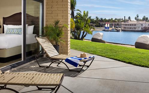 Bahia Resort San Diego - Bay Front Room patio